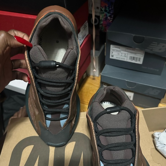 Yeezy 700 - Picture 3 of 4